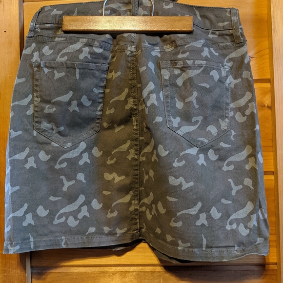 Green camouflage miniskirt, size medium - Picture 2 of 2
